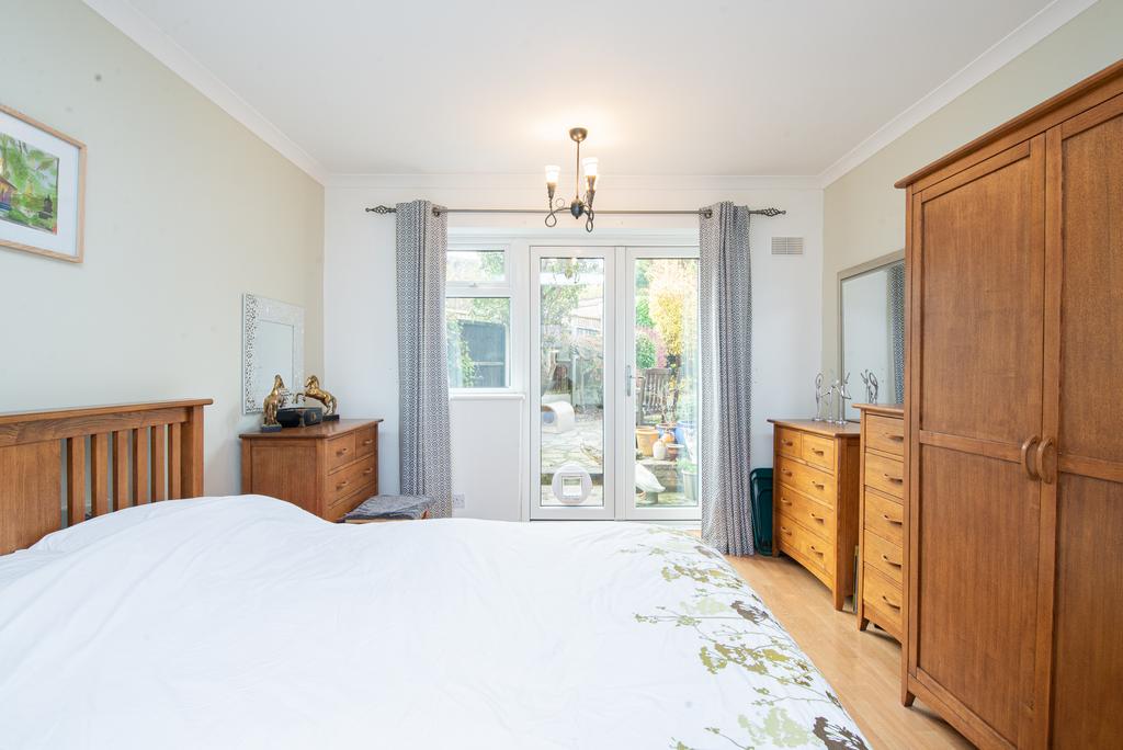 Warren Court, Chigwell IG7 2 bed ground floor £375,000