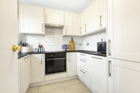 2 bedroom flat for sale - St. Benedicts Close, London