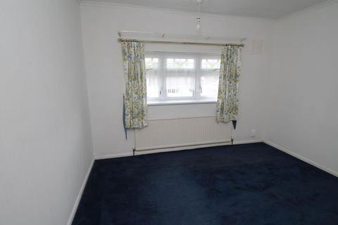 3 bedroom end of terrace house to rent - Knights Way, IG6