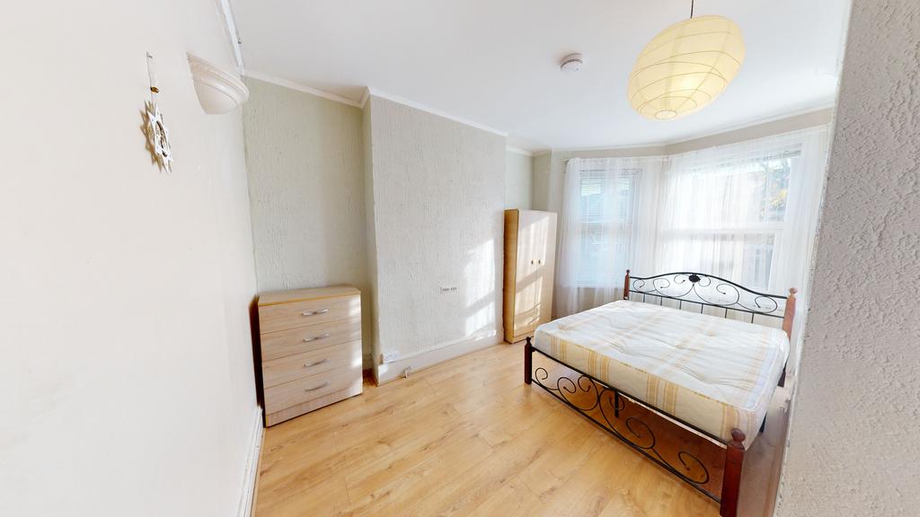 Sirdar (R5) 1 bed in a house share to rent £750 pcm (£173 pw)