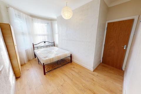 1 bedroom in a house share to rent, Sirdar (R5)