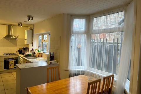1 bedroom in a house share to rent, Sirdar (R5)