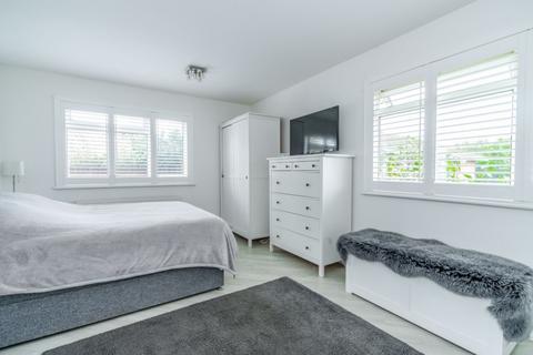 3 bedroom detached bungalow for sale - Curzon Place, Pinner