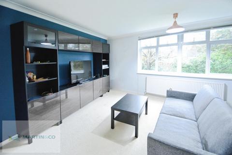 3 bedroom apartment to rent, Station Avenue