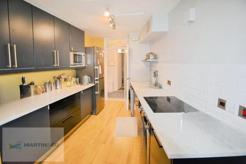 3 bedroom apartment to rent, Station Avenue