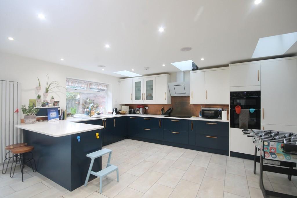 WEST FARM AVENUE, ASHTEAD, KT21 5 bed detached house £2,800 pcm (£646 pw)