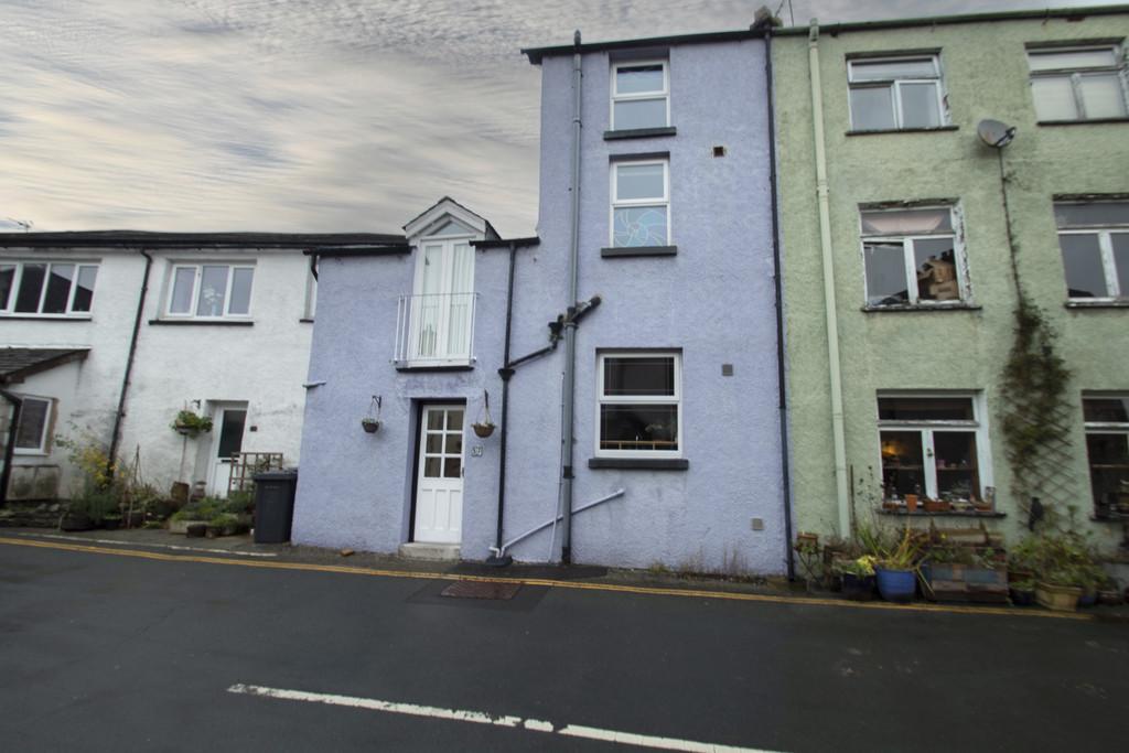 The Gill, Ulverston, Cumbria 3 bed terraced house £825 pcm (£190 pw)