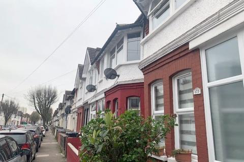 4 bedroom property to rent - Winchester Road, London