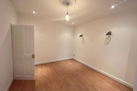 4 bedroom property to rent - Winchester Road, London