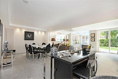4 bedroom terraced house to rent, Court Close, St. Johns Wood Park, London, NW8