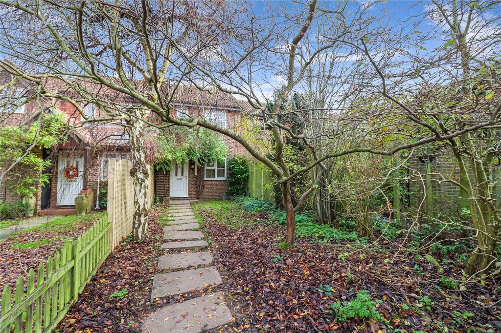 Furtherfield, Abbots Langley, Hertfordshire, WD5 2 bed terraced house £1,450 pcm (£335 pw)