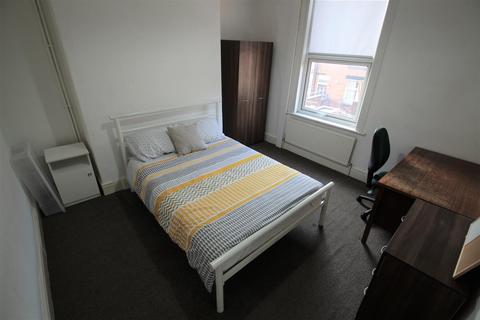 4 bedroom terraced house to rent - Burley Lodge Road, Hyde Park, Leeds, LS6 1QP