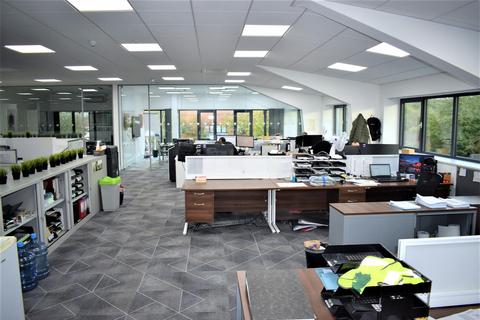Office to rent - Oakwood Hill, Loughton