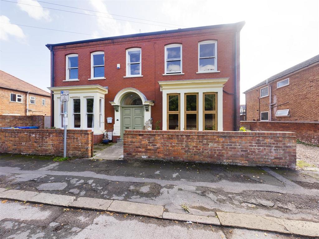Park Avenue, Bridlington 7 bed detached house £395,000