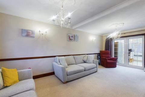 18 Uvedale Crescent, New Addington, Croydon, CR0 0BP