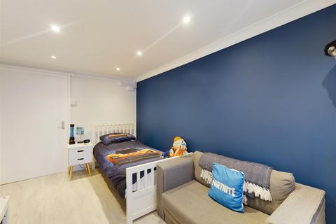 18 Uvedale Crescent, New Addington, Croydon, CR0 0BP
