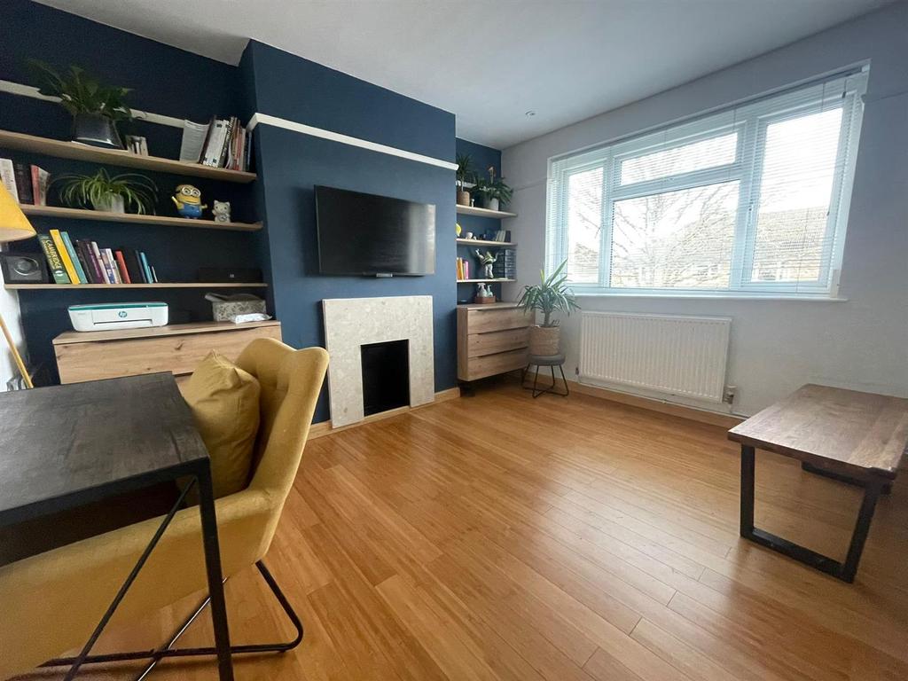 Ardrossan Gardens, Worcester Park 2 bed to rent £1,700 pcm