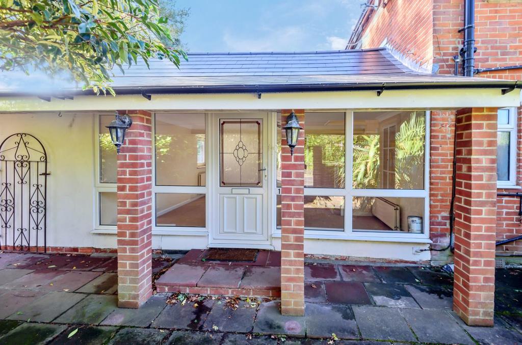 Kingsway, Hiltingbury, Chandler's Ford 3 bed semidetached house £