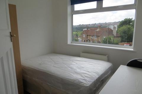 3 bedroom flat to rent - Hillside Way Brighton