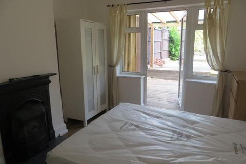 3 bedroom flat to rent - Hillside Way Brighton