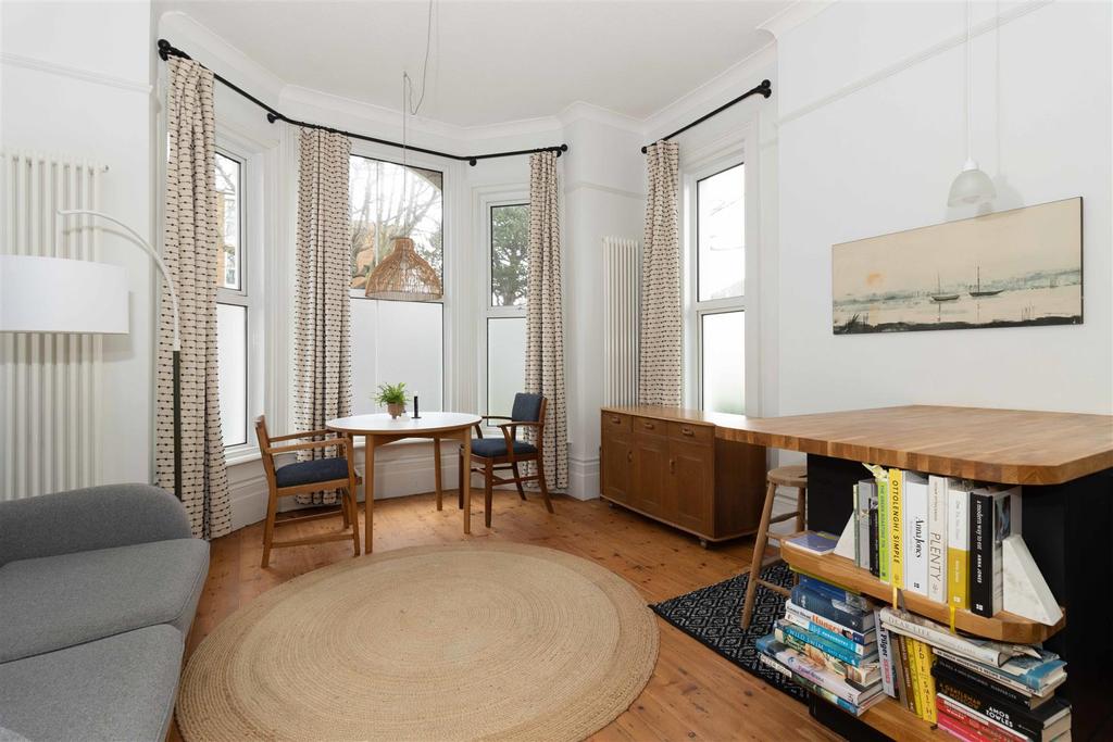 Selden Road, Worthing 1 bed flat £900 pcm (£208 pw)
