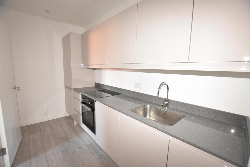 Flat 3. Trinity Square, South Woodham Ferrers Studio £625 pcm (£144 pw)