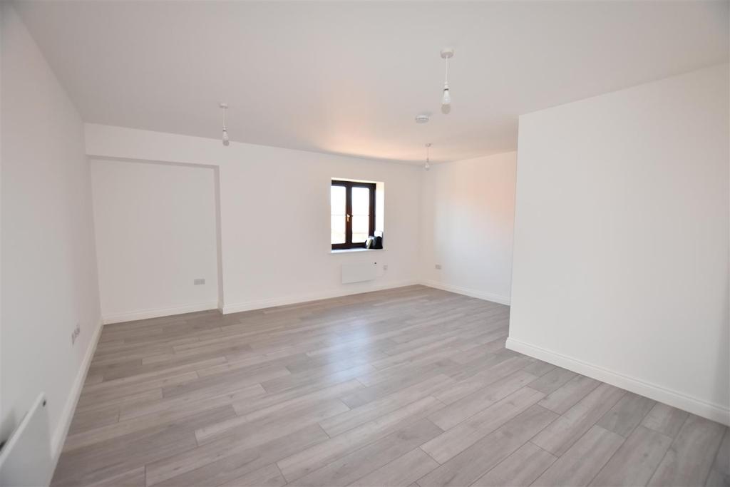Flat 3. Trinity Square, South Woodham Ferrers Studio £625 pcm (£144 pw)