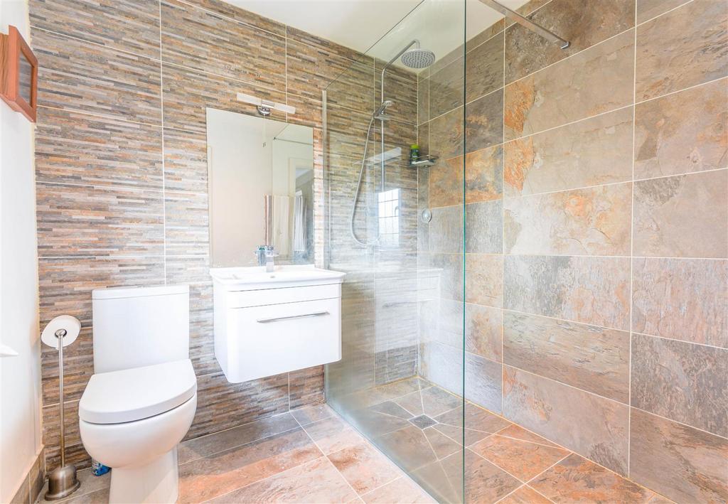 En-suite to Master
