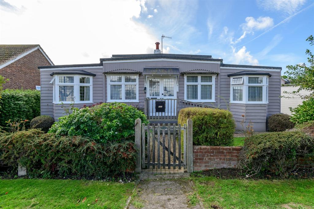 Park Lane, Selsey, PO20 5 bed detached bungalow for sale £450,000