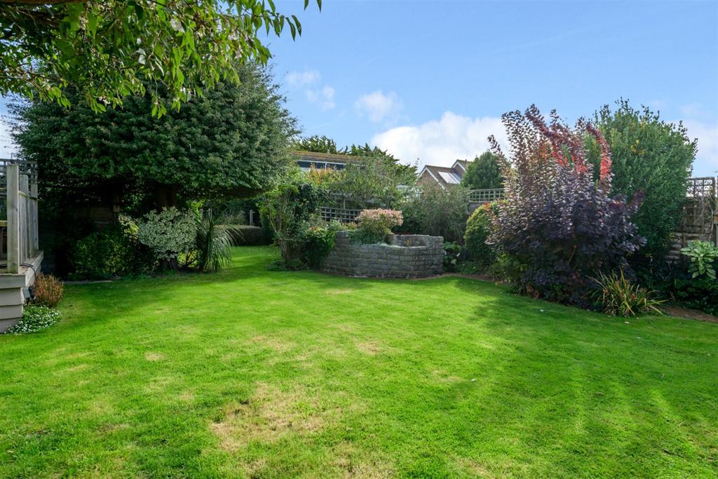 Park Lane, Selsey, PO20 5 bed detached bungalow for sale £410,000