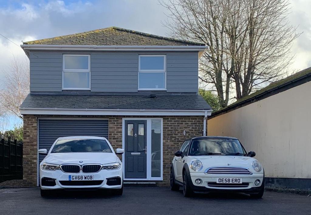 a Sandwich Road, Eythorne, Dover 3 bed detached house £1,250 pcm (£