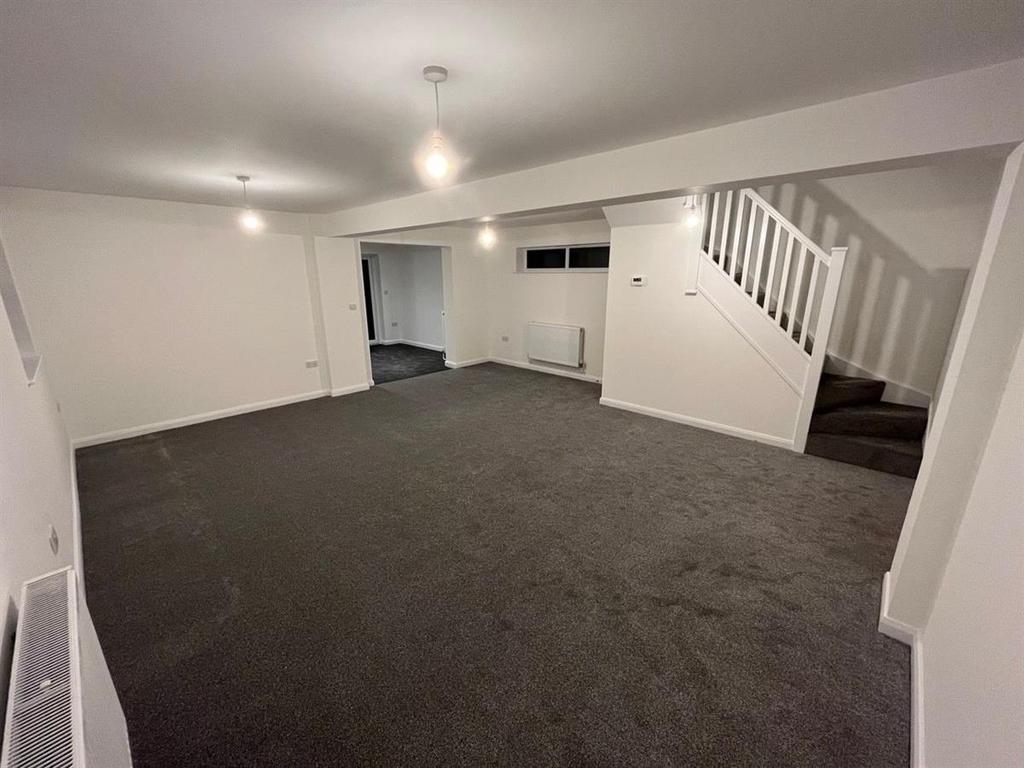 a Sandwich Road, Eythorne, Dover 3 bed detached house £1,250 pcm (£