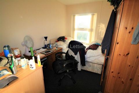 4 bedroom flat to rent - Wokingham Road - MOST BILLS INCLUDED