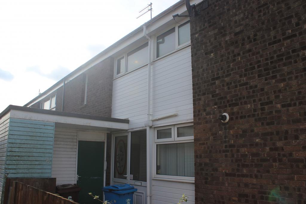 Stroud Crescent, Bransholme, Hull, HU7 2 bed terraced house £475 pcm