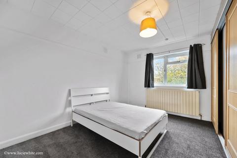 2 bedroom apartment to rent, Bushey Road, Raynes Park