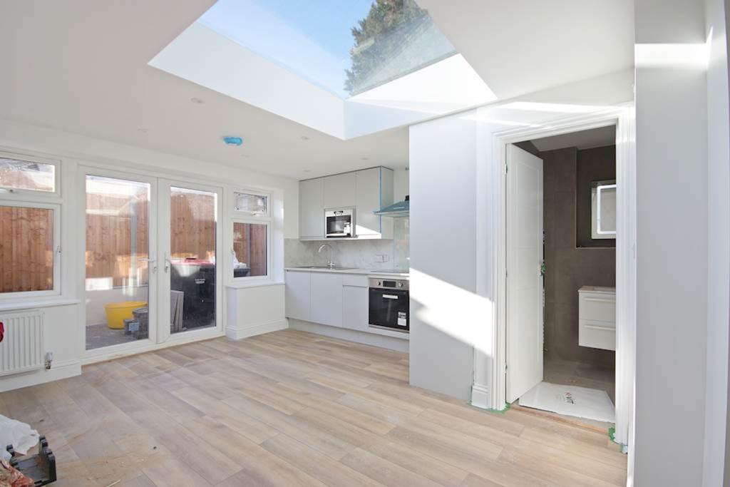 80 East Road, London, EN4 1 bed flat £1,300 pcm (£300 pw)