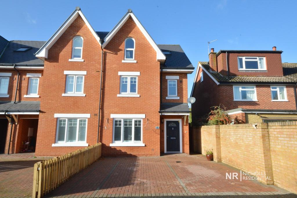 Leatherhead Road, Chessington... 5 bed end of terrace house £2,500