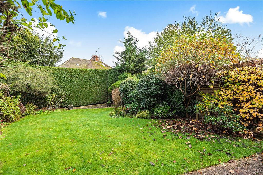 School Road, Windlesham, Surrey, GU20 3 bed detached house £695,000
