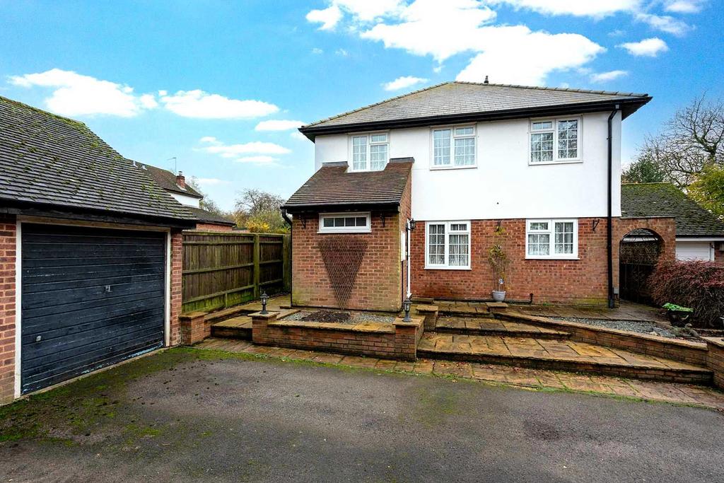 Pembridge Chase, Bovingdon 4 bed detached house for sale £700,000