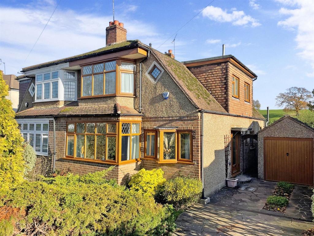 Dukes Avenue, Theydon Bois, Epping, Essex 4 bed semidetached house for