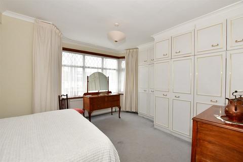 66 Dukes Avenue, Theydon Bois, Epping, CM16 7HF