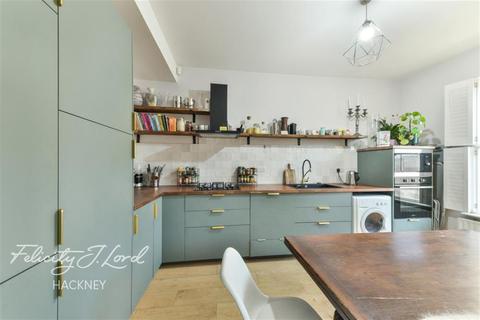 1 bedroom in a house share to rent - Reighton Road E5