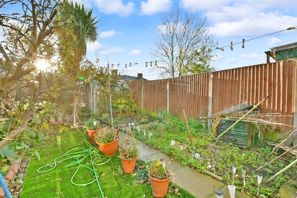 Thornton Road, Carshalton, Surrey 3 bed terraced house £425,000