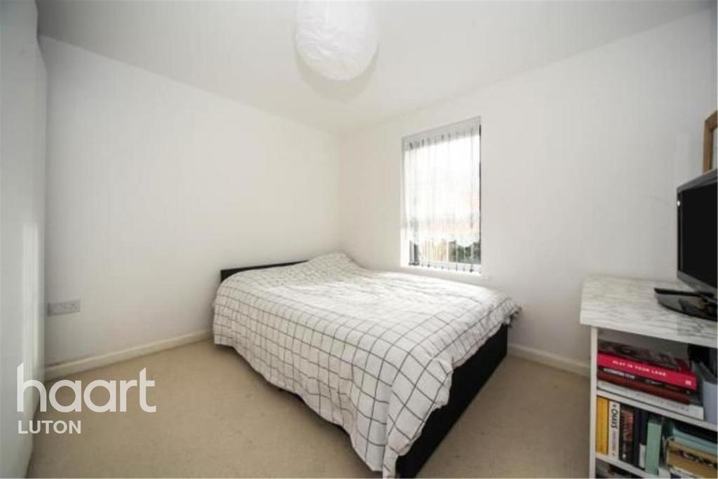 French's Avenue, Dunstable 2 bed flat £1,200 pcm (£277 pw)
