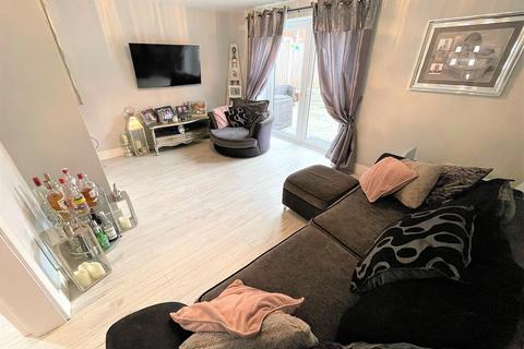3 bedroom end of terrace house for sale - Lodge Lane, Collier Row