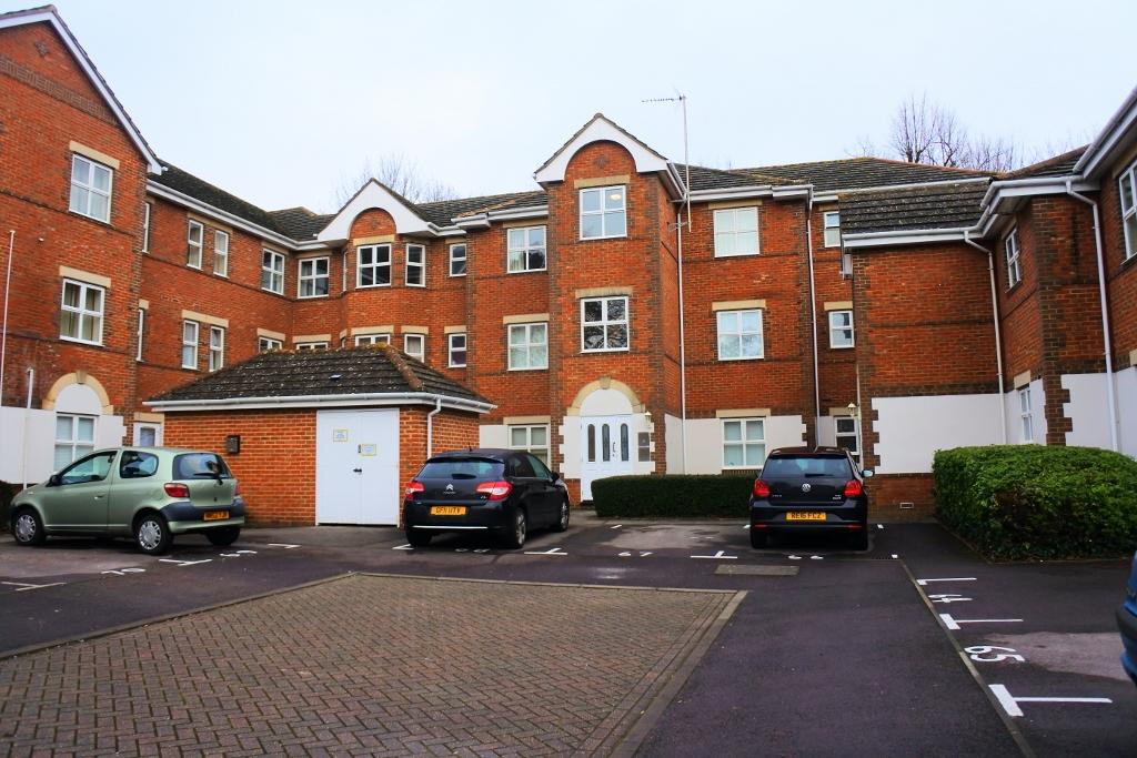 Regent Court, Norn Hill, Basingstoke... 2 bed flat £950 pcm (£219 pw)