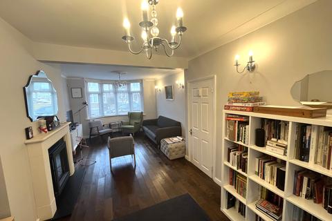 4 bedroom end of terrace house to rent - Abbotts Crescent, Highams Park, E4