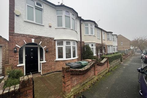 4 bedroom end of terrace house to rent, Abbotts Crescent, Highams Park, E4