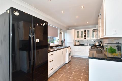 3 bedroom detached house for sale - Bromfords Drive, Wickford, Essex