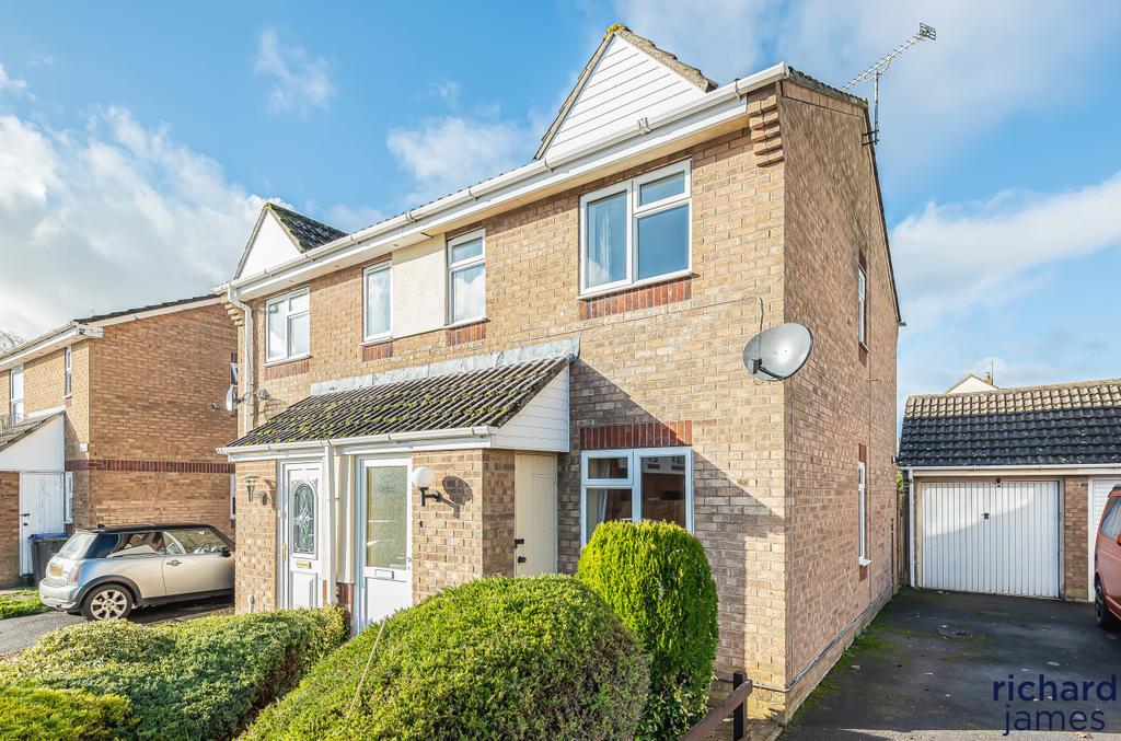 Victoria Drive, Lyneham, SN15 2 bed semidetached house £220,000